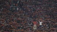 Suporter Persija Jakarta, The Jakmania, memberikan dukungan saat melawan Bhayangkara FC pada laga Liga 1 di SUGBK, Jakarta, Jumat (23/3/2018). Kedua klub bermain imbang 0-0. (Bola.com/Vitalis Yogi Trisna)