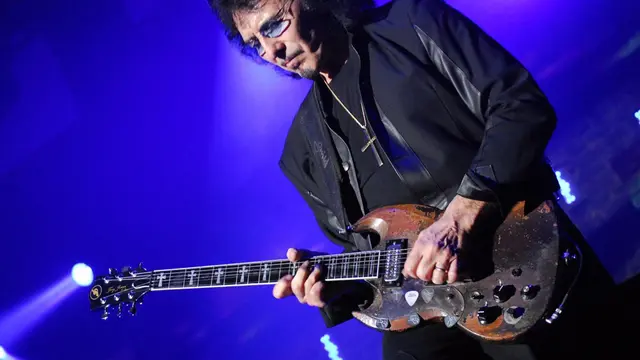 Meski umumnya gitaris dimainkan oleh orang bertangan `normal`, tak sedikit dari gitaris top dunia justru bertangan kidal. 