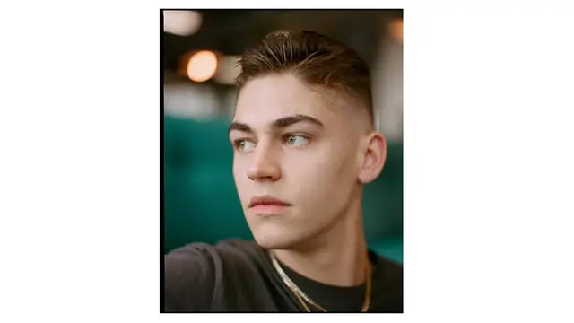 10 Tahun Berlalu, Ini 6 Potret Terbaru Hero Fiennes Tiffin Si Pemeran Voldemort Muda
