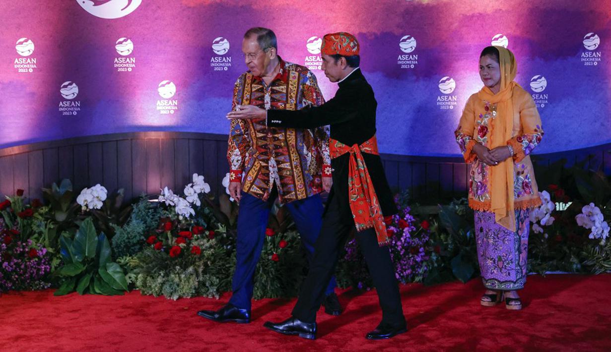 Menteri Luar Negeri Rusia Sergey Lavrov (kiri) disambut oleh Presiden Indonesia Joko Widodo atau Jokowi (tengah) dan Ibu Negara Iriana Widodo pada gala dinner KTT ke-43 ASEAN di Jakarta, Indonesia, Rabu (6/9/2023). (Mast IRHAM/POOL/AFP)