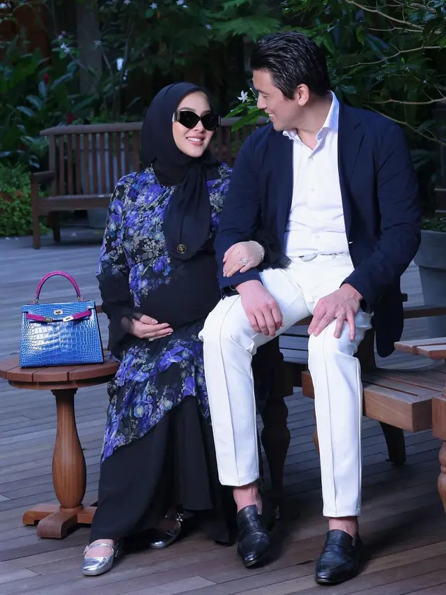 Gaya Bumil Mahal ala Syahrini dengan Tas Milyaran, Tampilan Pantofel Ketatnya Jadi Sorotan