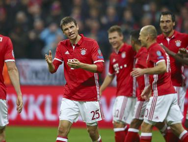 Para pemain Bayern Munchen merayakan gol Thomas Mueller saat melawaan PSV Eindhoven pada laga grup D Liga Champions di Allianz Arena, Munich, Kamis (20/10/16) dini hari WIB.  (Reuters/Michael Dalder)