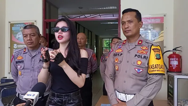 Polisi Tilang Selebgram Zoe Levana dan Ibunya, Buntut Viral Terjebak di  Jalur Transjakarta - News Liputan6.com