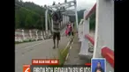 Konstruksi patahan jembatan bahkan semakin turun akibat pondasinya terkikis banjir.