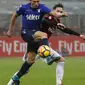 Pemain Lazio, Lucas Leiva berebut bola dengan pemain AC Milan,  Nikola Kalinic pada pertandingan pertama semifinal Coppa Italia di San Siro, Rabu (31/1). Tak ada gol yang tercipta pada leg pertama antara AC Milan dan Lazio. (AP/Antonio Calanni)