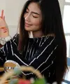 Ilustrasi perempuan membuat video tutorial makeup. (c) psisaa/Depositphotos