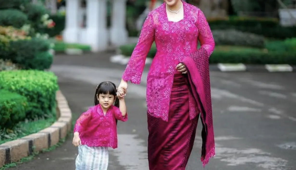 Kahiyang dibalut kebaya brokat pink fuschia yang serasi dengan putrinya. Ia pun memadukannyakan dengan selendang dan kain pink shimmer. [@ayangkahiyang]
