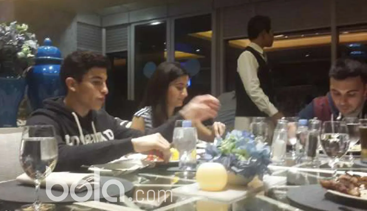 Marc Marquez (kiri) asik menyantap makan malam, Pedrosa dan Marquez akan menjalani Launching Repsol Honda Racing Team sekaligus perkenalan motor baru Honda pada Jumat (3/2/2017) di Kemayoran.  (Bola.com/Darojatun) 