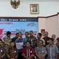 Ketua Presedium AMSI, Wenseslaus Manggut bersama Pengurus dan Anggota AMSI mendeklarasikan Resmi Asosiasi Media Siber Indonesia, Jakarta (18/4). Acara tersebut membahas "Profesionalisme media siber ditengah belantara Hoax". (Liputan6.com/Johan Tallo)