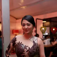 Sebagai seorang pekerja di dunia entertainment, busana menjadi salah satu faktor penting untuk mengoptimalkan penampilan. Tak terkecuali bagi penyanyi Dewi Perssik atau yang akrab disapa Depe ini. (Andy Masela/Bintang.com)