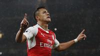 Striker Arsenal, Alexis Sanchez, melakukan selebrasi usai mencetak gol ke gawang Sunderland di Stadion Emirates (16/05/2017). (AFP/Adrian Dennis)