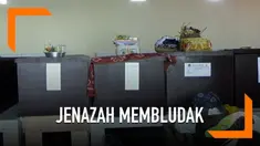 Ratusan jenazah di dalam peti dititip keluarga di RS Badung, Bali. Pihak RS bahkan membangun tenda khusus untuk menampung jenazah yang dititipkan.