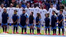 Para pemain Qatar berdiri untuk menyanyikan lagu kebangsaan sebelum pertandingan Grup B Piala Dunia 2026 antara Bosnia dan Herzegovina dan Qatar di Stadion Seattle pada 25 Juni 2026 di Seattle, Washington. (Richard Heathcote/Getty Images via AFP)