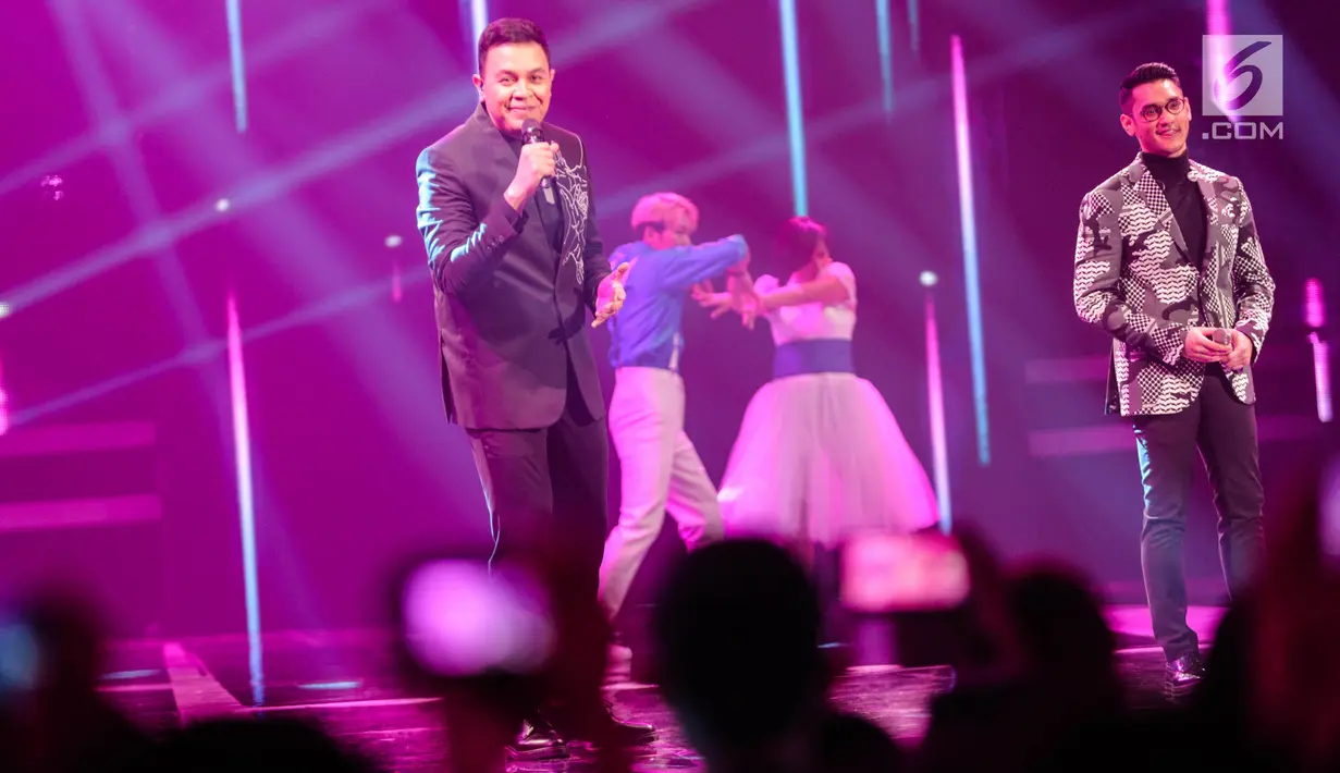 Duet penyanyi Afgansyah Reza dan Tulus dalam peluncuran Vivo V7 Plus di JIExpo Kemayoran, Jakarta, Kamis (28/9). Acara yang dikemas dalam konsep pagelaran musik dan drama musikal itu didukung sederet artis ternama Indonesia. (Liputan6.com/Faizal Fanani)