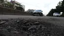 Kendaraan melintasi jalan berlubang di Jalan Gunung Sahari, Jakarta, Selasa (9/4). Meskipun sudah dilakukan penambalan, jalan raya tersebut sering rusak akibat beban kendaraan yang melintas di atasnya dan intensitas hujan yang belakangan ini cukup tinggi. (merdeka.com/Imam Buhori)