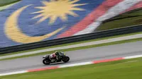 Pembalap LCR Honda, Cal Crutchlow beraksi saat tes pramusim MotoGP 2018 di Sirkuit Sepang, Malaysia, 28-30 Januari 2018. (MOHD RASFAN / AFP)