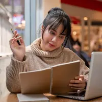 ilustrasi perempuan mandiri/BongkarnGraphic/Shutterstock