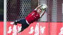 Kiper Bayern Munchen, Christian Fruechtl, menangkap bola saat mengikuti sesi latihan di Shanghai, Selasa (18/7/2017). Bayern Munchen akan menghadapi Arsenal pada laga turnamen pramusim bertajuk International Champions Cup. (AFP/Johannes Eisele)