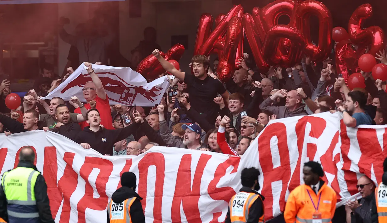Para fans Liverpool memberikan dukungan kepada timnya dalam laga lanjutan Liga Inggris 2024/2025 melawan Chelsea di Stamford Bridge, London, Inggris, Minggu (04/05/2025) waktu setempat. (AFP/Henry Nicholls)
