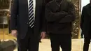 Walaupun tidak mengeluarkan kata-kata, Trump dan Kanye hanya menyempatkan diri untuk berfoto sebentar dengan para wartawan. (AFP/Bintang.com)