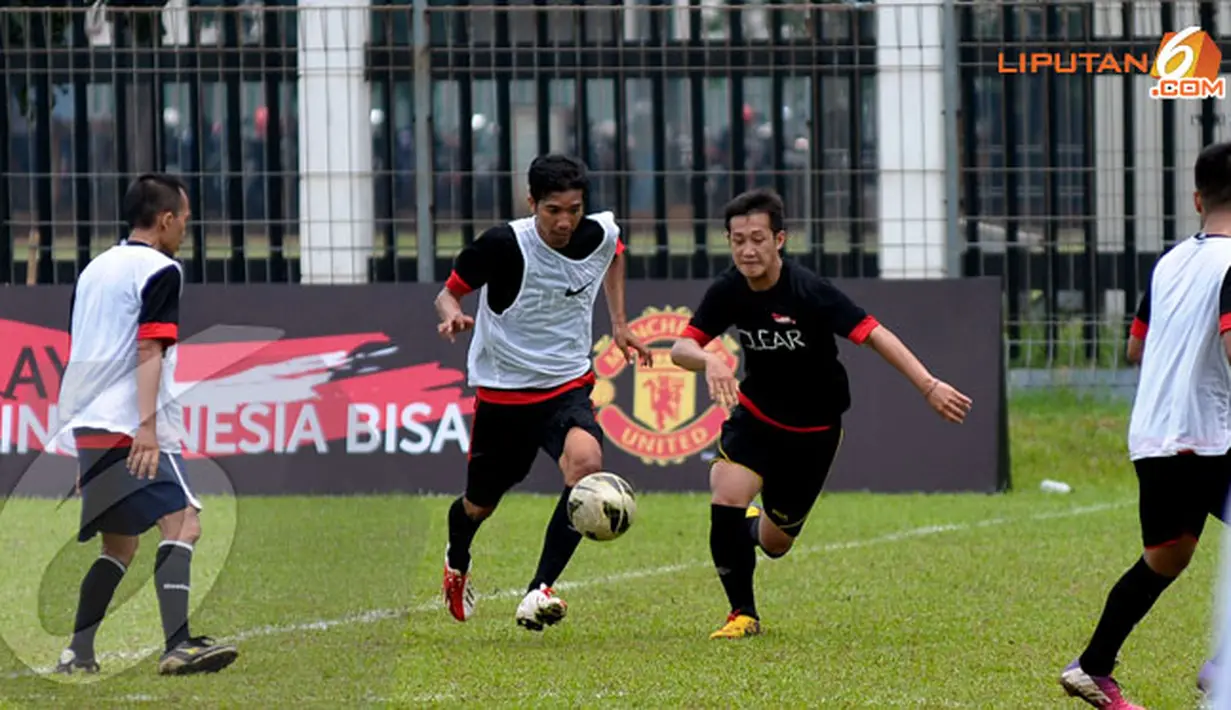 Para peserta yang mayoritas merupakan fans Manchester United itu terlihat serius mengikuti Training Camp Indonesia Bisa di Lapangan C Senayan Jakarta. Untuk kategori ini nantinya akan dipilih satu orang pemenang terbaik (Liputan6.com/Helmi Fithriansyah).