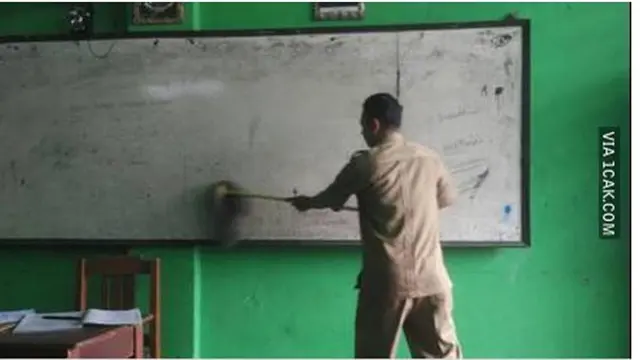 6 Tingkah Guru Cowok Saat Mengajar Ini Bikin Tepuk Jidat