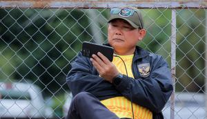 Di sisi lain, jelang laga krusial kontra Myanmar di Grup C SEA Games 2025, kondisi terkini skuad Timnas Indonesia U-22 dikabarkan menunjukkan tren positif. Manajer tim, Sumardji, memastikan seluruh pemain berada dalam kondisi bugar dan tidak ada yang mengalami cedera. Tampak dalam foto, pemain Timnas Indonesia U-22 melakukan sesi latihan resmi jelang melawan Myamar pada matchday kedua Grup C SEA Games 2025. (Bola.com/ Bagaskara Lazuardi)