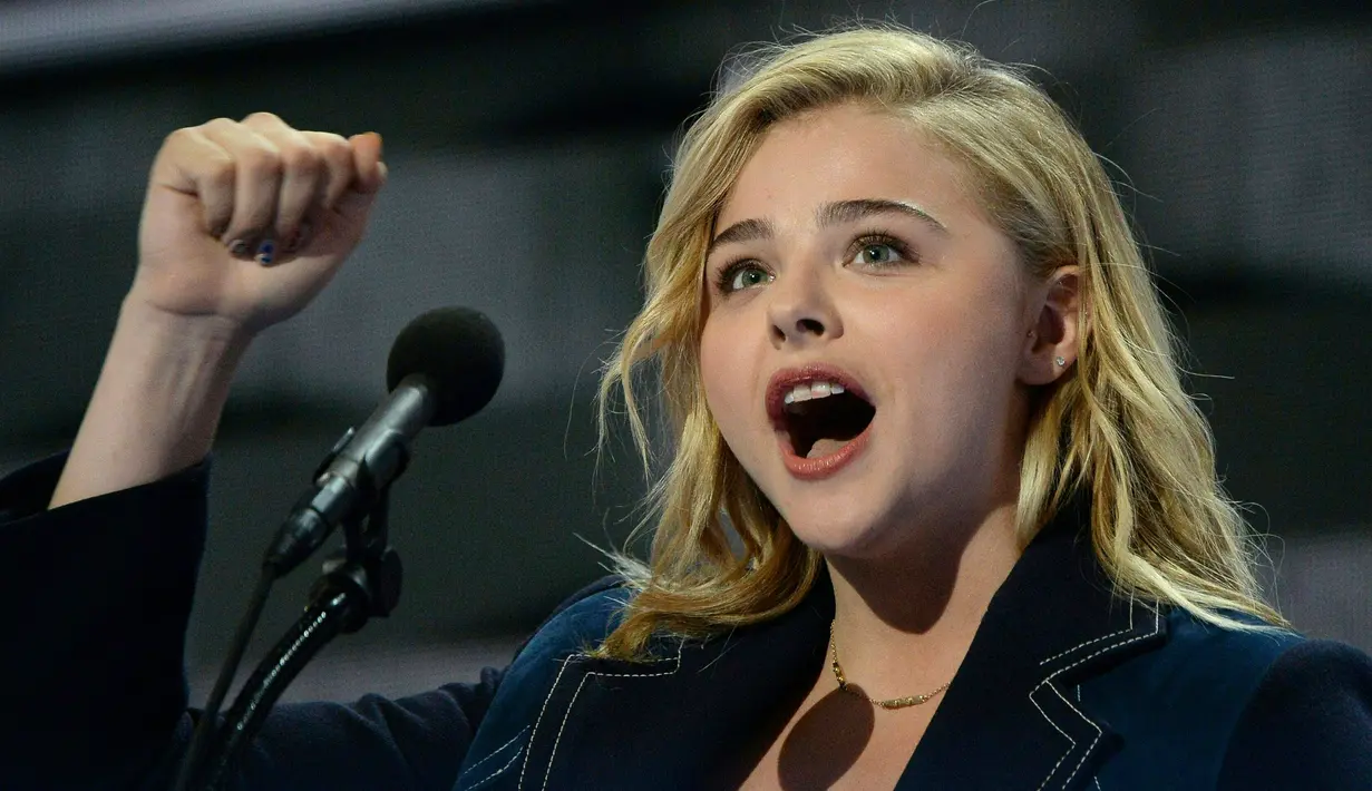 Aktris Chloe Moretz Moretz saat berpidato pada keempat Konvensi Nasional Partai Demokrat di Philadelphia, Pennsylvania, AS (28/7). Artis 19 tahun ini mengajak anak muda AS untuk memilih Hillary Clinton di pemilihan mendatang. (AFP PHOTO/Robyn BECK)