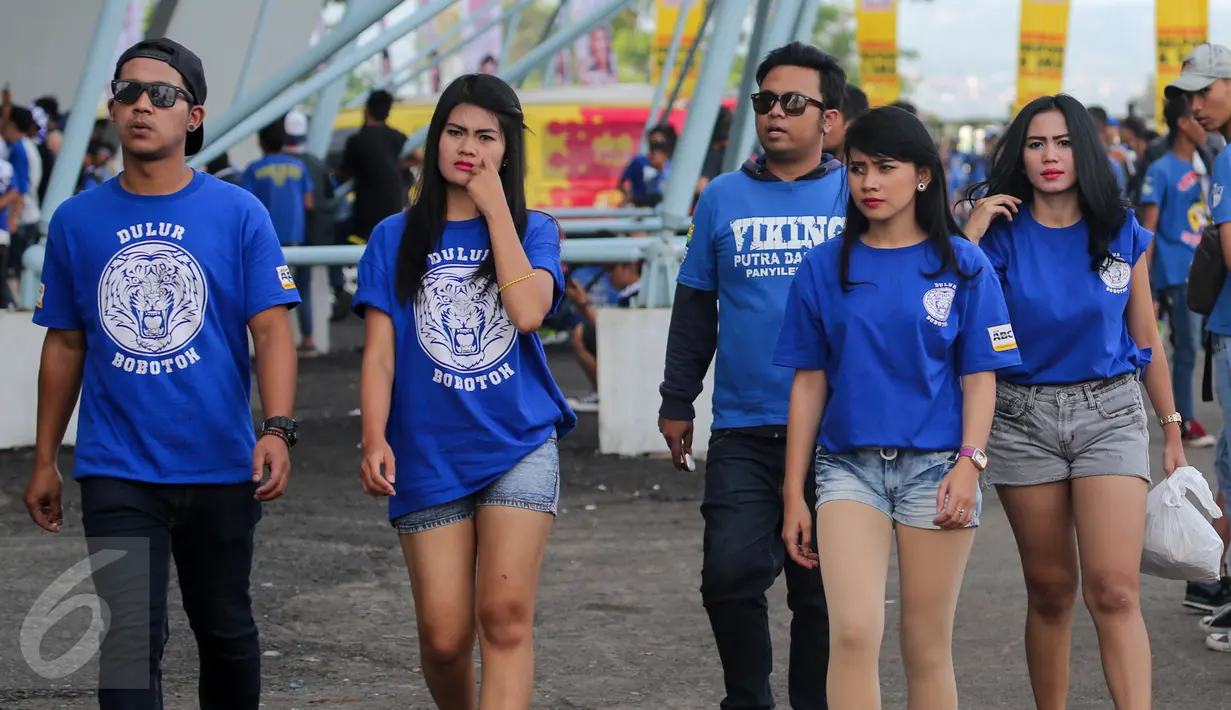 Sejumlah bobotoh memadati area Stadion Gelora Bandung Lautan Api, Sabtu (16/7). Para bobotoh itu akan menyaksikan tim kesayangan mereka, Persib Bandung, menjamu Persija Jakarta dalam pekan 10 Torabika Soccer Championship (Liputan6.com/Yoppy Renato)