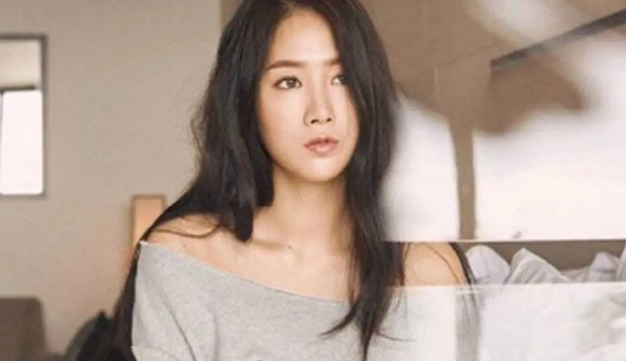 Kala itu, Soyu menajalani pemotretan dengan mengenakan bikini. Ia pun mengaku jika foto itu sudah diedit supaya lebih indah. (Foto: allkpop.com)
