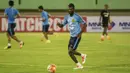 Gelandang timnas Malaysia,Veenod Subramaniam, yang juga merupakan rekan Andik Vermansyah di Selangor FA berlatih jelang laga persahabatan. (Bola.com/Vitalis Yogi Trisna) 