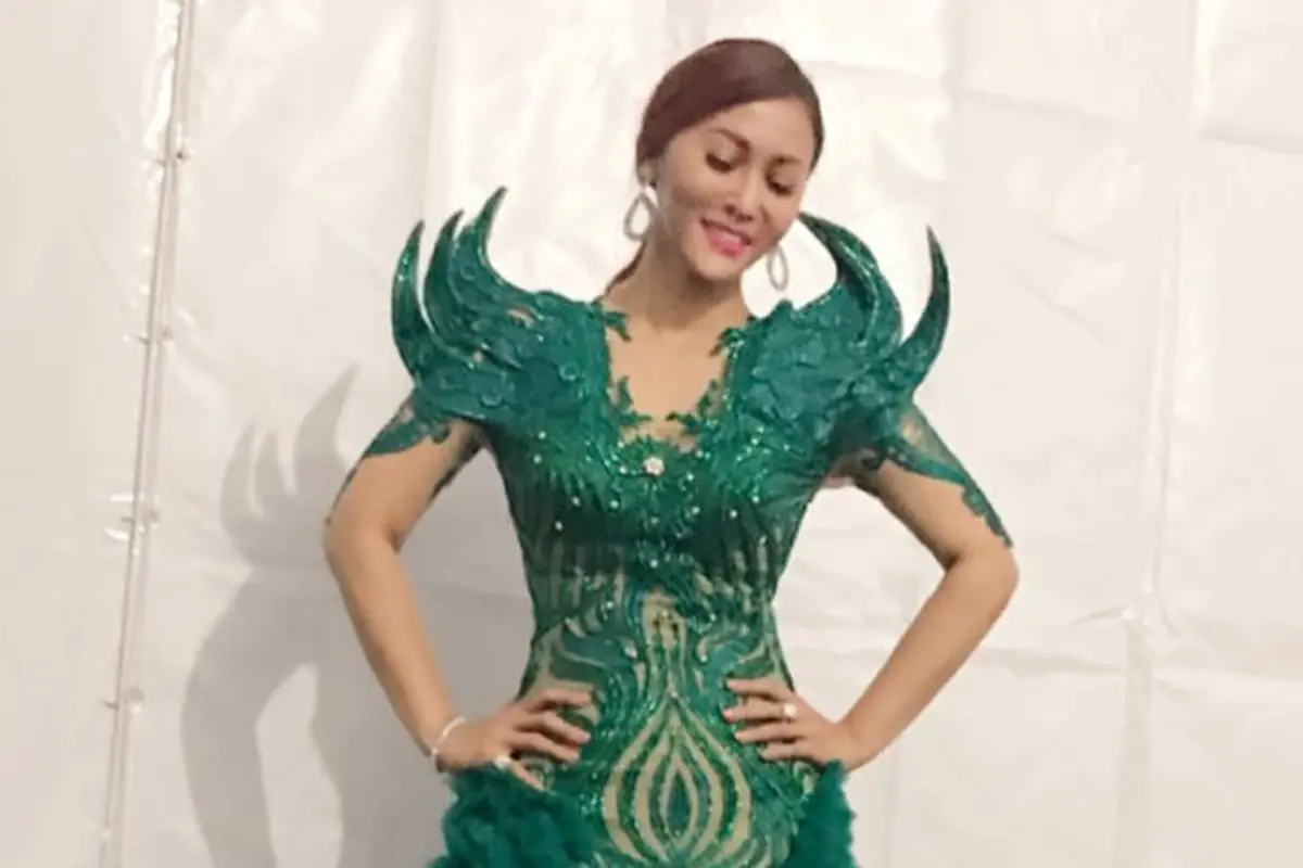 [Bintang] Glamor, Ini 8 Foto Inul Daratista Saat Pakai Gaun