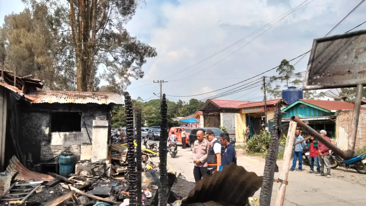 Polisi menginvestigasi kasus pembakaran rumah wartawan Rico Sempurna Pasaribu di jalan Nabung Surbakti, Kabupaten Tanah Karo. (Merdeka.com/Bachtiarudin Alam)