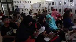 Sejumlah petugas melakukan perhitungan rekapitulasi surat suara di Kecamatan Menteng, Jakarta, Kamis (25/4). Hingga hari ini proses rekapitulasi suara di kecamatan Menteng telah merampungkan 55 persen dari total 246 di Kecamatan Menteng. (Liputan6.com/Johan Tallo)