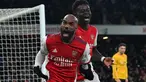 Gol bunuh diri kiper Wolverhampton, Jose Sa dalam upaya menahan tembakan Alexandre Lacazette di injury time jadi penentu kemenangan Arsenal atas tamunya 2-1 dalam lanjutan Liga Inggris, Kamis (24/2/2022). Arsenal pun mengganggu MU di empat besar klasemen sementara. (AFP/Glyn Kirk)