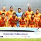 Para Pemain  Borneo FC melakukan foto bersama sebelum melawan PS TNI pada lanjutan Liga 1 2017 di Stadion Pakansari, Bogor, Senin (17/4/2017). PS TNI bermain imbang 2-2 dengan Borneo FC. (Bola.com/Nicklas Hanoatubun)