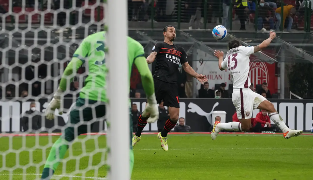 Pemain AC Milan Zlatan Ibrahimovic (tengah) mengontrol bola melewati pemain Torino Ricardo Rodriguez pada pertandingan Liga Italia Serie A di Stadion San Siro, Milan, Italia, 26 Oktober 2021. AC Milan menang 1-0. (AP Photo/Luca Bruno)
