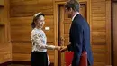 Mantan pemimpin sipil yang ditahan Aung San Suu Kyi bertemu dengan perwakilan tetap Komite Internasional Palang Merah (ICRC) untuk Myanmar Arnaude de Baecque di Naypyidaw, Myanmar, Senin, 3 Agustus 2026. (AFP/ Biro Pers dan Informasi Kepresidenan Myanmar )
