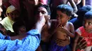 Ekspsresi seorang anak saat akan diberi vaksin kolera oleh sukarelawan Bangladesh di kamp pengungsi Thankhali di distrik Ukhia (10/10). (AFP Photo/Indranil Mukherjee)