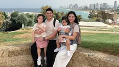 Setelah menempuh perjalanan panjang, Samuel Zylgwyn dan Franda sampai juga di Tel Aviv. Mereka memamerkan potret kebersamaan ketika jalan-jalan di sekitar kota. Bukan sekadar liburan biasa, rupanya keluarga selebriti ini memilih untuk wisata religi di Israel. (Liputan6.com/IG/@samuel_zylgwyn)