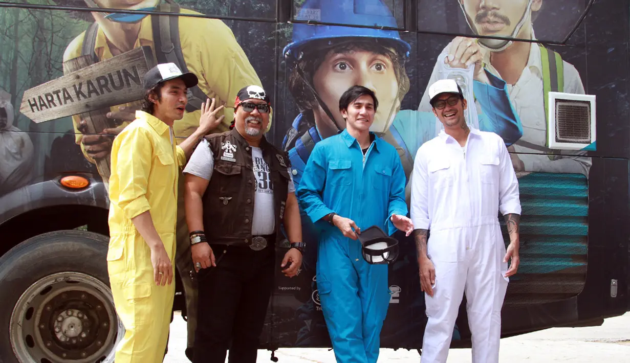 Dalam mempromosikan film terbarunya, Falcon Pictures memasang poster raksasa di sebuah gedung. Selain itu, poster juga ditempel di bus Damri. Harapannya, masyarakat bisa mengapresiasi film Warkop DKI Reborn: Jangkrik Boss! Part 2.(Nurwahyunan/Bintang.com)