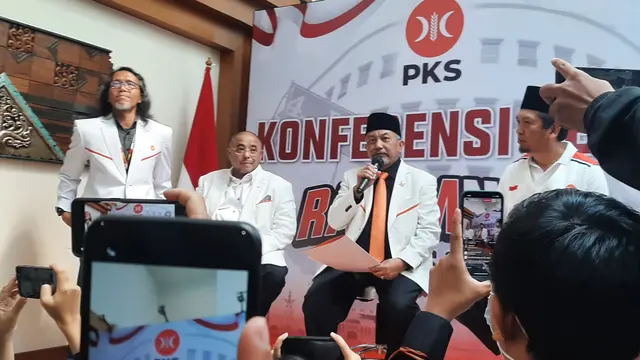 Presiden PKS Ahmad Syaikhu (tengah), Sekjen PKS Aboe Bakar Alhabsyi (kedua dari kiri), dan Ketua DPP PKS bidang Polhukam Almuzzammil Yusuf (paling kanan)