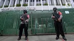 Polisi bersenjata berjaga di depan halaman Gereja Kristus Raja, Jakarta Jumat (2/4/2021). Penjagaan ini untuk pengamanan umat kristiani yang sedang melakukan ibadah Jumat Agung pada perayaan Paskah. (merdeka.com/Imam Buhori)