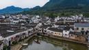 Foto dari udara ini memperlihatkan suasana desa kuno Xinye di Kota Jiande, Provinsi Zhejiang, China timur, pada 15 Oktober 2020. Dihiasi tanaman beraneka warna, desa kuno tersebut menarik minat banyak pengunjung. (Xinhua/Xu Yu)