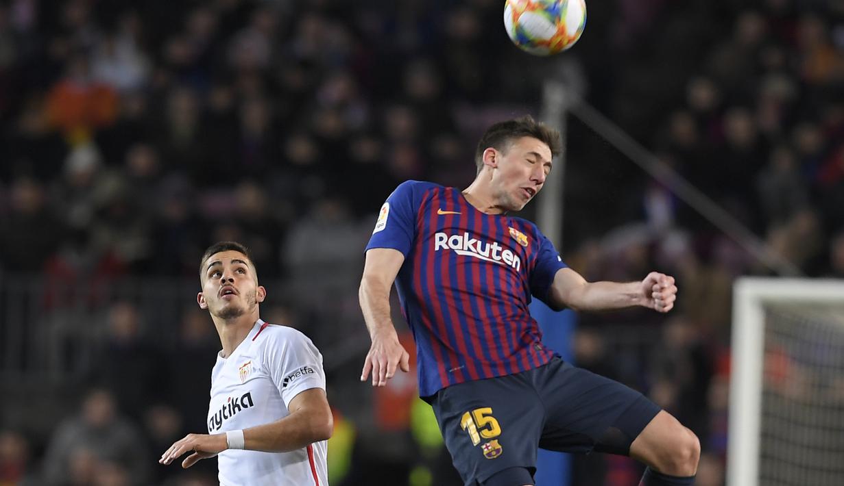 Aksi pemain Barcelona, Clement Lenglet pada leg kedua Copa Del Rey yang berlangsung di stadion Nou Camp, Barcelona, Kamis (31/1). Barcelona menang 6-1 atas Sevilla. (AFP/Luis Gene)