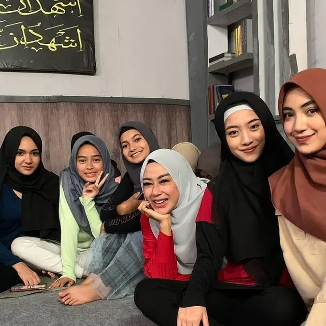 5 Potret Kebersamaan Pemain Sinetron Dari Jendela SMP Tampil Berhijab