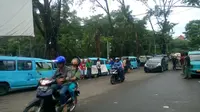 Demo sopir angkot (Liputan6.com/ Pramita Tristiawati)