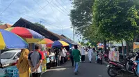 Ratusan pedagang UMK berbagai jenis berjejer memadati area dan jalanan sekitar di Stadion Diponegoro Banyuwangi.
