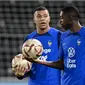 Penyerang Prancis, Ousmane Dembele (kanan) dan Kylian Mbappe ambil bagian dalam sesi latihan di Stadion Jassim-bin-Hamad di Doha, 12 Desember 2022. Prancis akan bermain melawan Maroko dalam pertandingan semifinal Piala Dunia 2022 di Stadion Al Bayt, Al Khor, Kamis (15/12/2022) pukul 02.00 WIB. (AFP/Franck Fife)