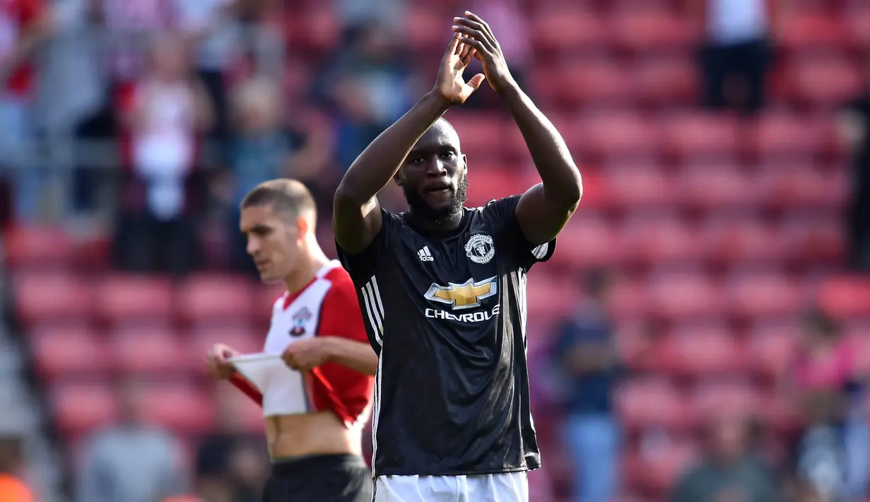 Striker Manchester United, Romelu Lukaku, memberikan aplaus kepada suporter usai laga melawan Southampton pada laga Premier League di Stadion St Mary's, Sabtu (23/9/2017). Manchester United menang 1-0 atas Southampton. (AFP/Glyn Kirk)